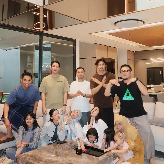 6 Potret Felicya Angelista Bukber Bareng Teman Muslim, Menghargai Keyakinan Masing-masing