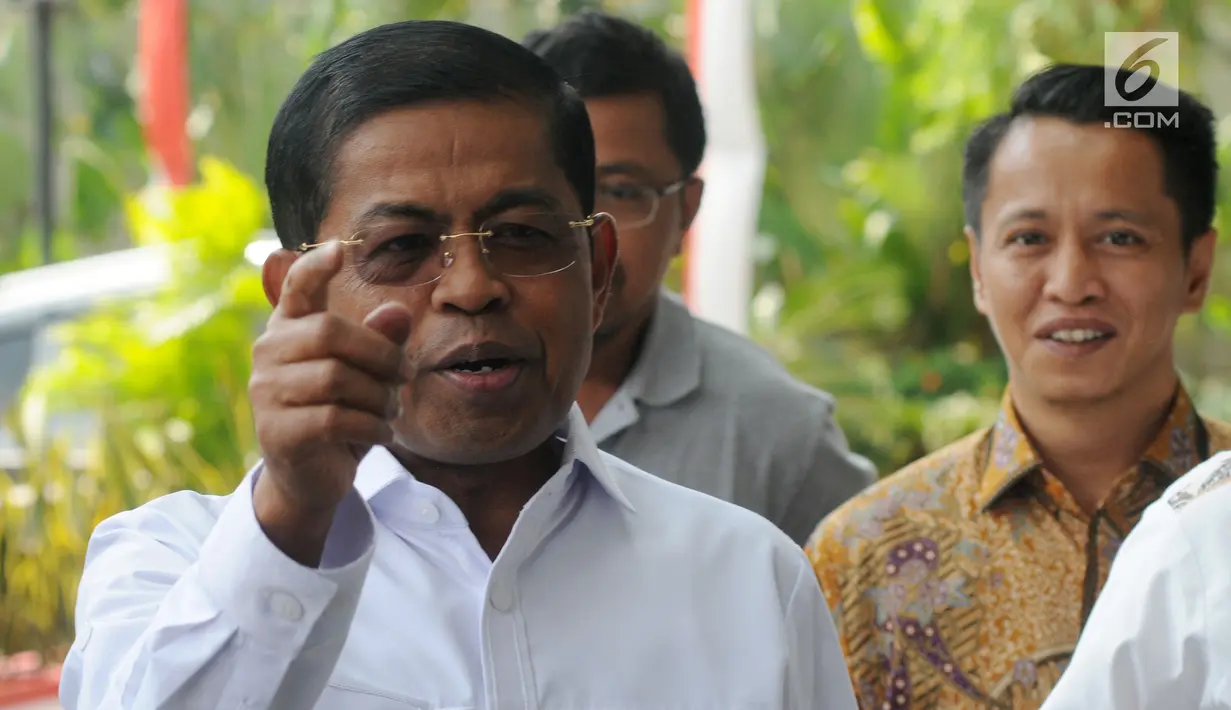 Mantan Mensos dan Sekjen Partai Golkar Idrus Marham tiba untuk menjalani pemeriksaan oleh penyidik KPK, Jakarta, Jumat (31/8). Idrus Marham diperiksa sebagai tersangka kasus menerima suap Rp 4,8 miliar proyek PLTU Riau-1. (Merdeka.com/Dwi Narwoko)