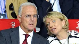 German football legend Franz Beckenbauer and his wife Heidi wait for the kick off of the Euro 2008 championships final football match Germany vs Spain on June 29, 2008 at Ernst-Happel stadium in Vienna, Austria. AFP PHOTO / OLIVER LANG