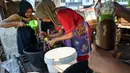 Lemang merupakan hidangan tradisional yang populer untuk berbuka puasa. (CHAIDEER MAHYUDDIN/AFP)