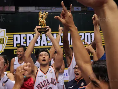 Para pemain Pelita Jaya merayakan gelar juara Perbasi Cup 2017 usai menang atas Satria Muda di Sports Mall, Kelapa Gading, Jakarta, (10/11/2017). Pelita Jaya menang 82-77.  (Bola.com/Nick Hanoatubun)