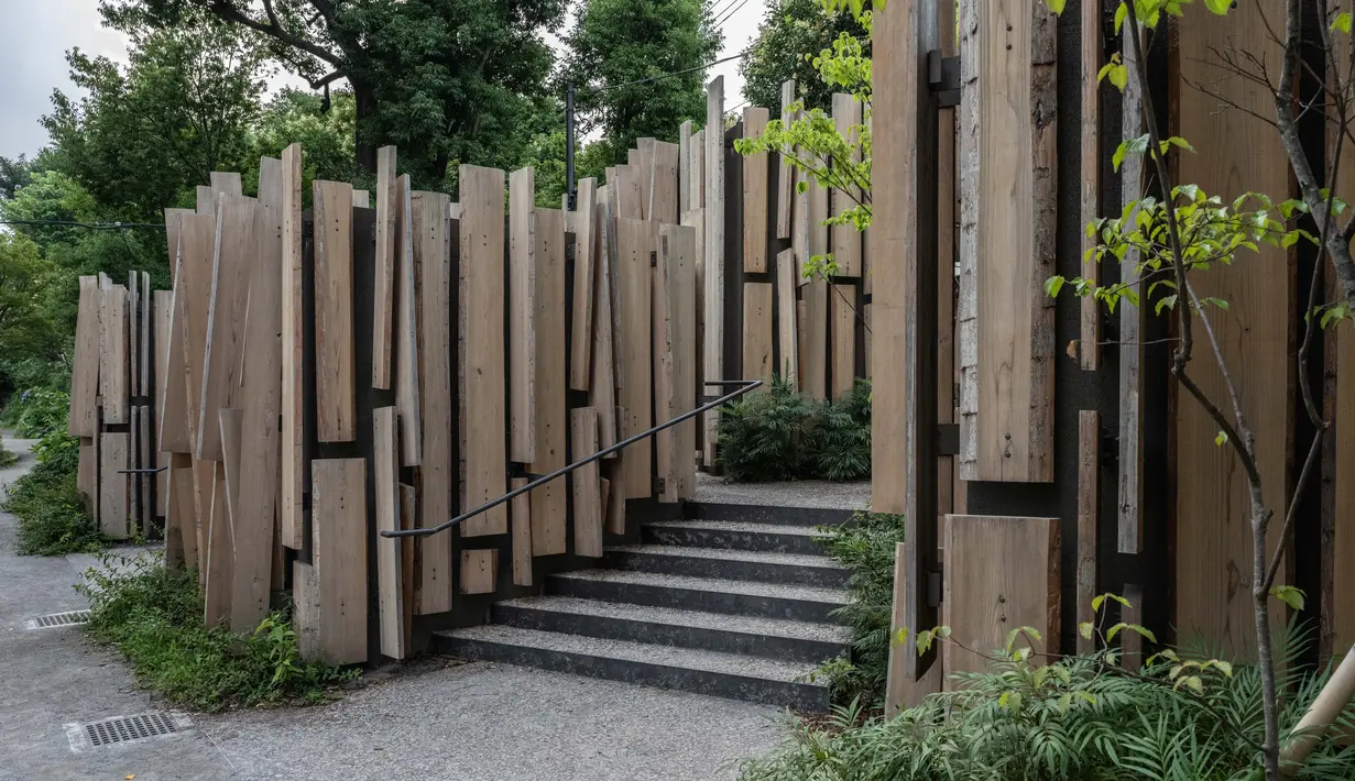 Gambar yang diambil pada 25 Juni 2023 ini menunjukkan toilet umum yang dirancang oleh arsitek Jepang Kengo Kuma di Taman Nabeshima Shoto di Tokyo. (Yuichi YAMAZAKI / AFP)