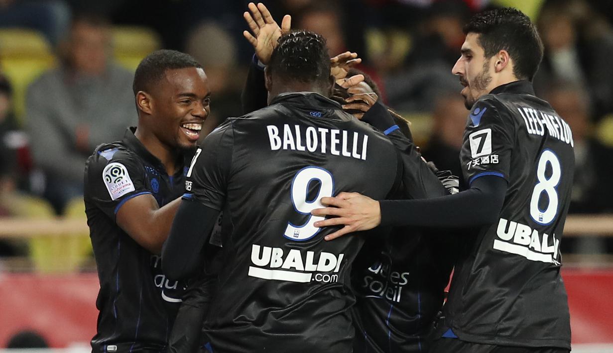 Para pemain Nice merayakan gol Mario Balotelli saat melawan AS Monaco pada lanjutan Ligue 1 di Louis II Stadium, Monaco, (16/1/2018). AS Monaco bermain imbang 2-2 dengan Nice. (AFP/Valery Hache)