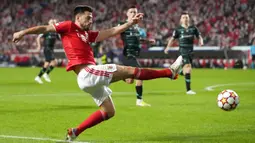 Pemain Benfica Pizzi mengontrol bola saat melawan Dynamo Kyiv pada pertandingan sepak bola Grup E Liga Champions di Stadion Luz, Lisbon, 8 Desember 2021. Benfica menang 2-0. (AP Photo/Armando Franca)