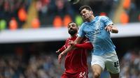 Mohamed Salah berebut bola dengan Abdukodir Khusanov dalam laga FA Cup antara Manchester City vs Liverpool di Etihad Stadium, 4 April 2026. (AFP/Darren Staples)