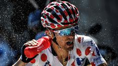 Pemegang kaus polkadot asal Polandia, Rafal Majka, menyemprotkan air ke wajahnya saat beraksi dalam Etape 17 Tour de France berjarak 184,5 km antara Berne dan Finhaut-Emosson, Prancis (20/7/2016). (AFP/Jeff Pachoud)