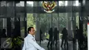 Seorang petugas keamanan melakukan patroli di dalam gedung Mahkamah Konstitusi, Jakarta, Senin (18/1/2016). Mahkamah Konstitusi membacakan 40 putusan perselisihan hasil Pilkada 2015 secara marathon pada Senin (18/1/2016). (Liputan6.com/Helmi Fithriansyah)