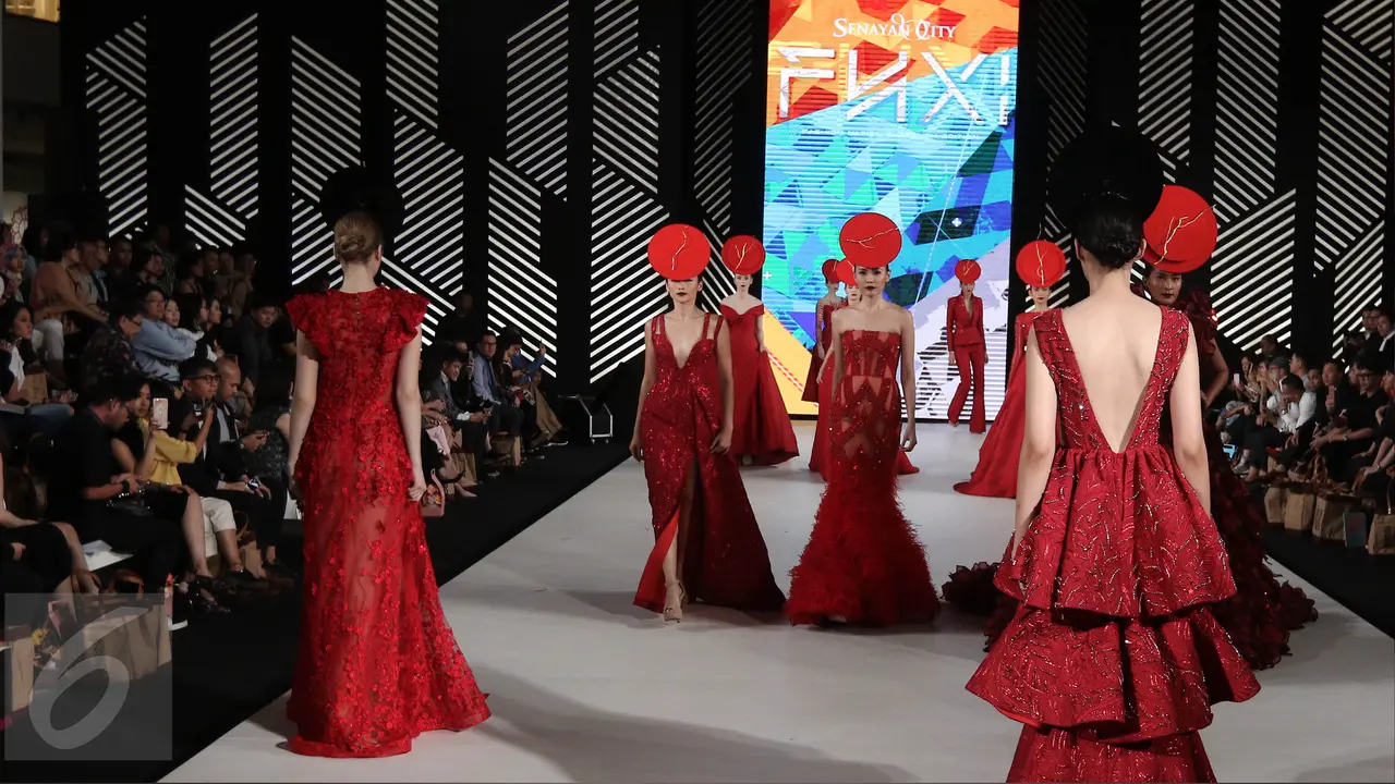 Deretan Gaun Merah Yogie Pratama Membuka Fashion Nation 2017