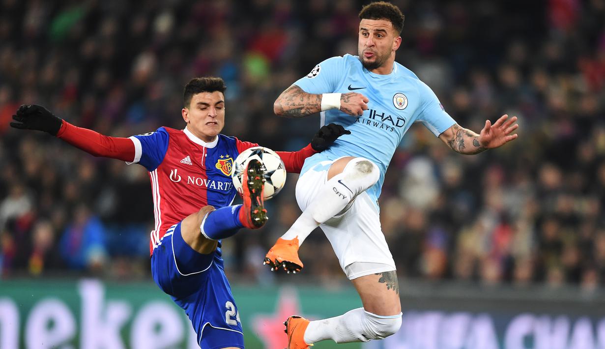 Bek Manchester City, Kyle Walker (kanan) berebut bola dengan pemain Basel, Mohamed Elyounoussi pada laga 16 besar Liga Champions di Saint Jakob-Park Stadium, Basel, (13/2/2018). Manchester City menang 4-0. (AFP/Sebastian Bozon)