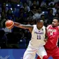 Pebasket Indonesia, Adhi Pratama Prasetyo Putra (kanan) mencoba menghalangi pemain Filipina, Marcus Eugene Douthit di laga final SEA Games ke-28 di OCBC Arena Singapore, Senin (15/6/2015). Indonesia kalah 64-72. (Liputan6.com/Helmi Fithriansyah) 