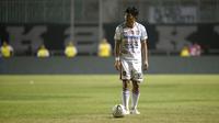 Bek Bali United, Michael Orah, bersiap menendang bola saat menghadapi Tira Persikabo pada laga Shopee Liga 1 di Stadion Patriot Pakansari, Bogor, Kamis (15/8). Bali menang 2-1 atas Tira Persikabo. (Bola.com/Yoppy Renato)
