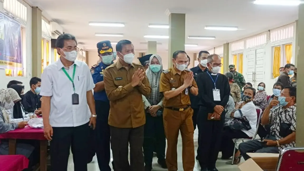 Wali Kota Pekanbaru Firdaus meninjau pemberian vaksin Covid-19 kepada warga.