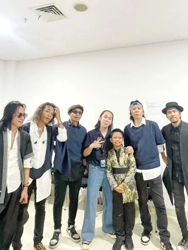 Potret Farel Prayoga bareng sederet artis terkenal (Foto: Instagram  farelprayogaanekasafari)