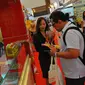 Pengunjung melihat pameran Indonesia Franchise & SME Expo (IFSE) di Jakarta Convention Center (JCC), Jumat (25/11). Diharapkan pengunjung dapat melihat peluang usaha yang ditawarkan oleh industri waralaba Indonesia. (Liputan6.com/Angga Yuniar)