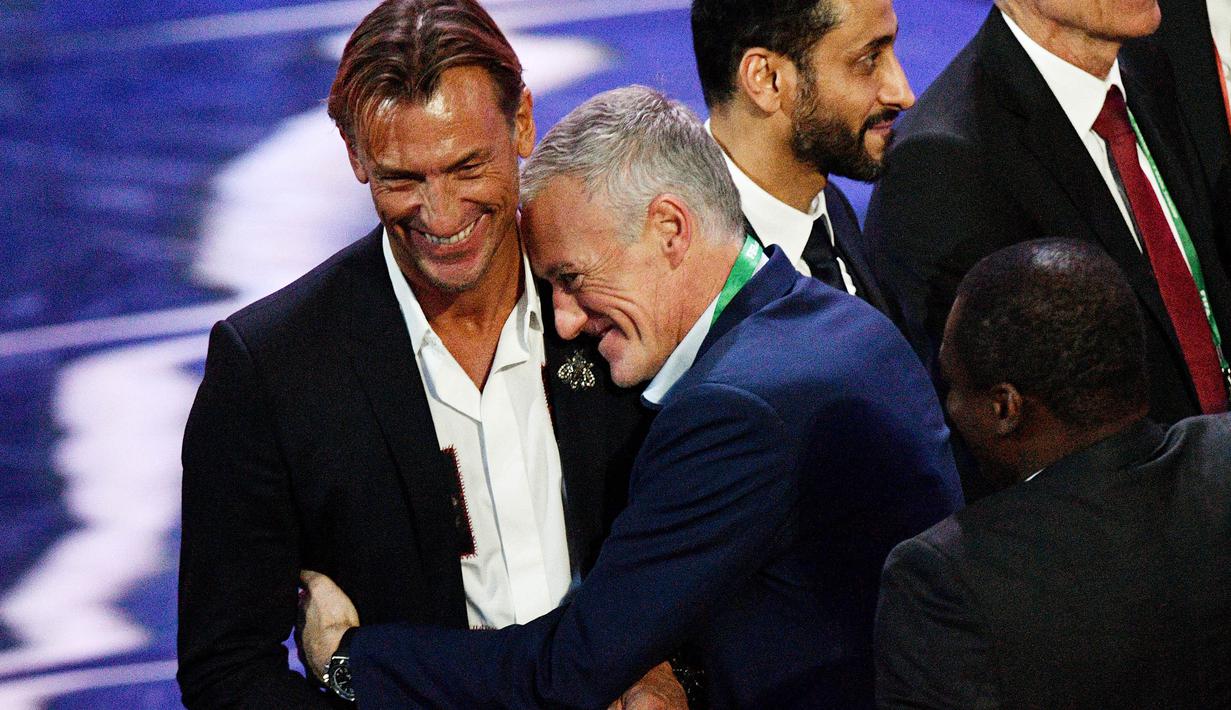 Pelatih Prancis, Didier Deschamps, memeluk pelatih Maroko, Herve Renard, saat menghadiri Drawing Piala Dunia 2018 di Kremlin Palace, Jumat (1/12/2017). Acara tersebut dihadiri legenda sepak bola dunia. (AFP/Mladen Antonov)