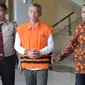 Komisioner KPU Wahyu Setiawan (rompi tahanan) dikawal petugas seusai menjalani pemeriksaan di gedung KPK, Jakarta, Rabu (15/1/2020). Wahyu Setiawan diperiksa perdana setelah ditetapkan sebagai tersangka terkait dugaan penerimaan suap penetapan anggota DPR terplih 2019-2020. (merdeka.com/Dwi Narwoko)