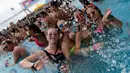 Sejumlah wanita bersuka ria mencipratkan air di kolam renang selama Arenal Sound Music Festival 2019 di Burriana, Spanyol (31/7/2019). Festival musik ini berlangsung dari 30 Juli sampai 4 Agustus 2019.  (AFP Photo/Jose Jordan)