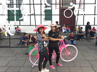 Pengunjung berswafoto di kawasan Kota Tua, Jakarta, Jumat (16/2). Objek wisata sejarah Kota Tua menjadi salah satu tujuan warga Jakarta dan sekitarnya untuk mengisi libur Tahun baru Imlek 2018. (Liputan6.com/Immanuel Antonius)