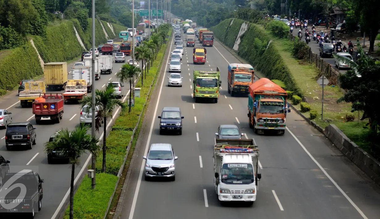 Kendaraan pengangkut melintas di JORR sekitar TB Simatupang, Jakarta, Selasa (6/9). Untuk memperlancar arus lalu lintas saat libur Idul Adha 1437 H, kendaraan pengangkut dilarang beroperasi mulai 9 hingga 12 September. (Liputan6.com/Helmi Fithriansyah)