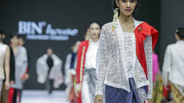 Sekapur Sirih Keanggunan Wanita dalam Modernitas Wastra Karya Obin Komara di JFW 2025. (Dok: JFW 2025)