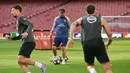 Pelatih asal Argentina ini optimistis usai mengambil langkah ekstrem di La Liga untuk memastikan performa timnya dalam kondisi puncak saat bertandang ke markas Arsenal di Emirates Stadium, London, Inggris. Tampak dalam foto, pelatih Atletico Madrid asal Argentina, Diego Simeone (tengah), saat menghadiri sesi latihan resmi jelang leg kedua semifinal Liga Champions 2025/2026 melawan Arsenal di lapangan Emirates Stadium, London, Inggris, pada Senin 4 Mei 2026. (Glyn KIRK/AFP)