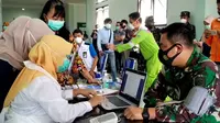 Tekanan darah tinggi, Danlantamal Xlll Kota Tarakan Laksamana Pertama TNI Haris Bima Bayu Seto batal divaksin. (Foto: Siti Hadiani)
