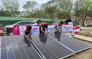 PT Pertamina (Persero) menghadirkan Pembangkit Listrik Tenaga Surya (PLTS) di sejumlah titik posko pengungsi di wilayah Aceh Tamiang.