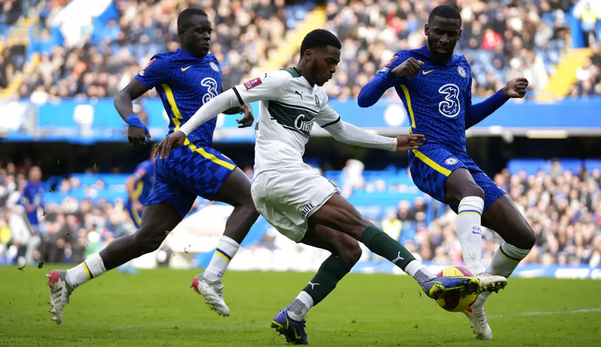 Pemain Plymouth Argyle Jordon Garrick (tengah) berebut bola dengan pemain Chelsea Malang Sarr (kiri) dan Antonio Rudiger pada putaran keempat Piala FA di Stadion Stamford Bridge, London, Inggris, 5 Februari 2022. Chelsea menang 2-1. (AP Photo/Matt Dunham)