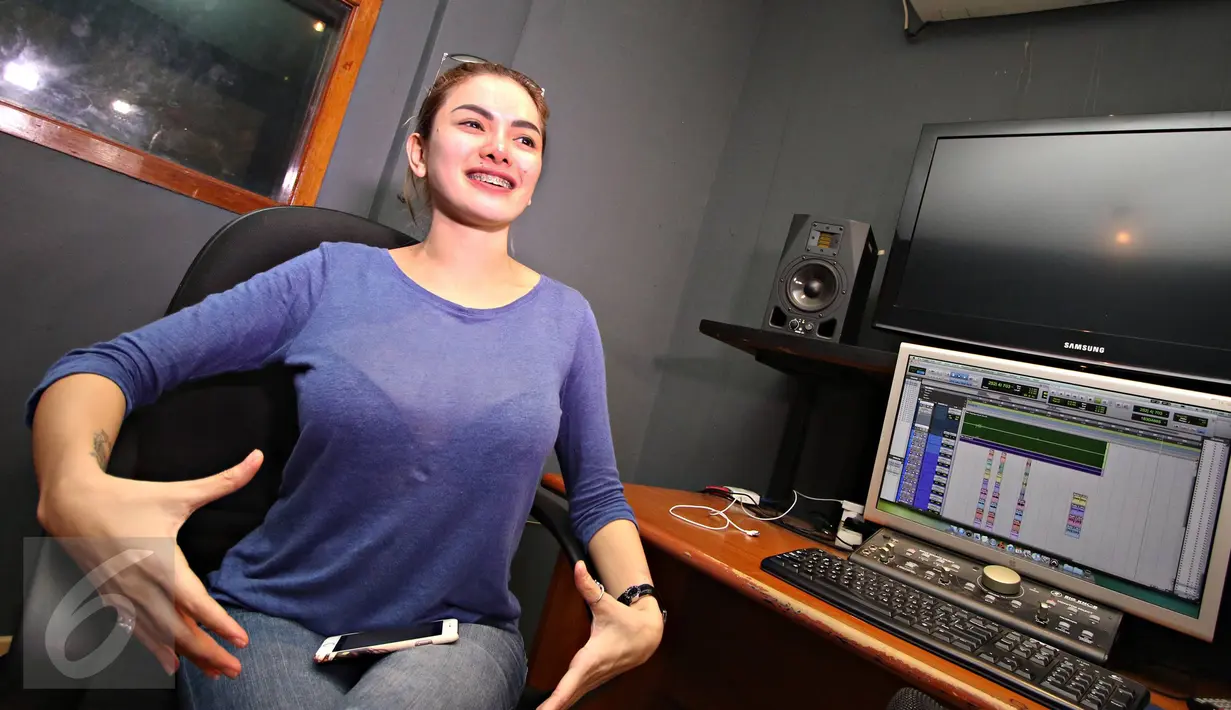 Nikita Mirzani memberikan keterangan pers usai rekaman lagu di Kawasan Cipete, Jakarta, Rabu (13/1/2016). Nikita Mirzani akan membawakan lagu bergenre Dangdut Remix. (Liputan6.com/Immanuel Antonius)