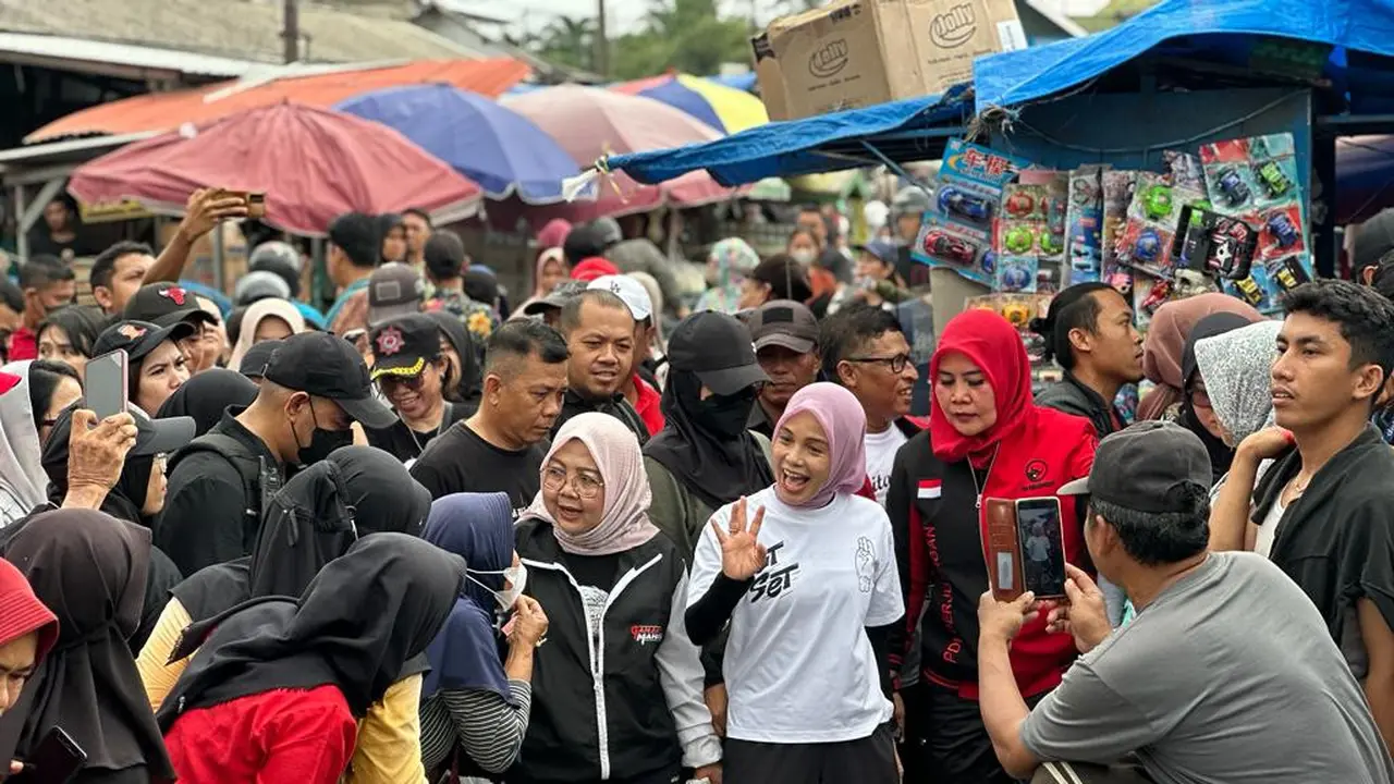 Istri Calon Presiden (Capres) nomor urut tiga Ganjar Pranowo, Siti Atikoh tengah menjalankan safari politik di Bandar Lampung.