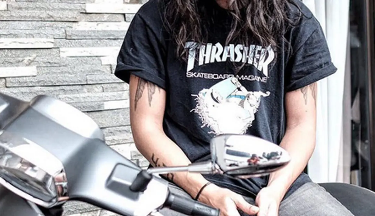 Terkait makna tato yang ditangan Ello, hanya dia sendiri yang tahu. Ketika beberapa tahun lalu ditanyakan langsung pada Ello, ia mengaku tidak ada makna khusus. Pada jam itu, ia menambahkan matahari tak lagi panas. (Instagram/marcello_tahitoe)