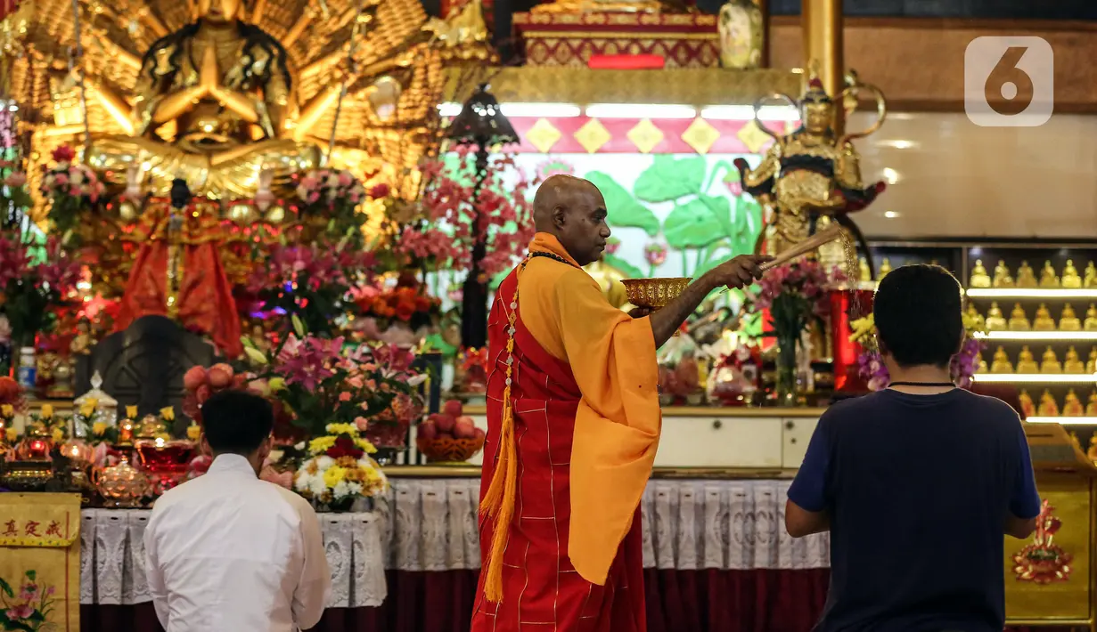 Umat Buddha melakukan sembahyang Puja Bakti Waisak di Vihara Avalokitesvara Pondok Cabe, Tangerang Selatan, Banten, Senin (16/5/2022). Ibadah perayaan Hari Raya Waisak 2566 BE berlangsung khidmat dengan mengusung tema "Dalam Cinta Kasih, Semua Bersaudara". (Liputan6.com/Johan Tallo)
