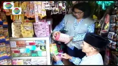 Petugas merazia sejumlah makanan dan minuman kemasan di pasar tradisional di Purbalingga, Jawa Tengah.