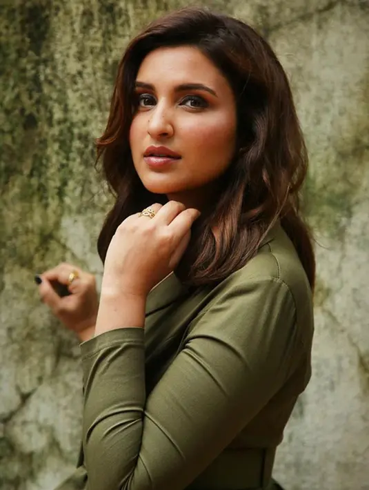Sebelum memasuki dunia hiburan, ia merupakan seorang public relations consultant di Yash Raj Films, salah satu perusahaan film terbesar di India. (Liputan6.com/IG/@parineetichopra)