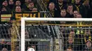 Pemain Borussia Dortmund, Niklas Sule mementahkan bola tendangan dari pemain PSG, Kylian Mbappe pada laga lanjutan Grup F Liga Champions 2023/2024 di Signal Iduna Park, Dortmund, Jerman, Kamis (14/12/2023) dini hari WIB. (AFP/Franck Fife)
