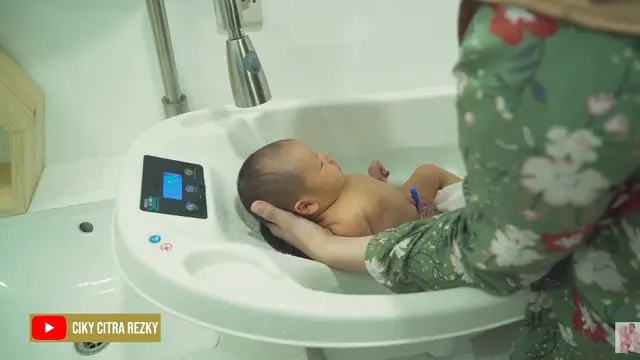 7 Momen Citra Kirana Mandikan Baby Athar Untuk Pertama Kali, Udah Ahli
