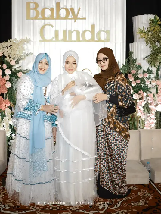 Sedangkan di acara Aqiqah sang buah hati, Bella Bonita kembali tertutup dengan outfit serba putih. [Foto: Instagram/bellabonita_r.a]