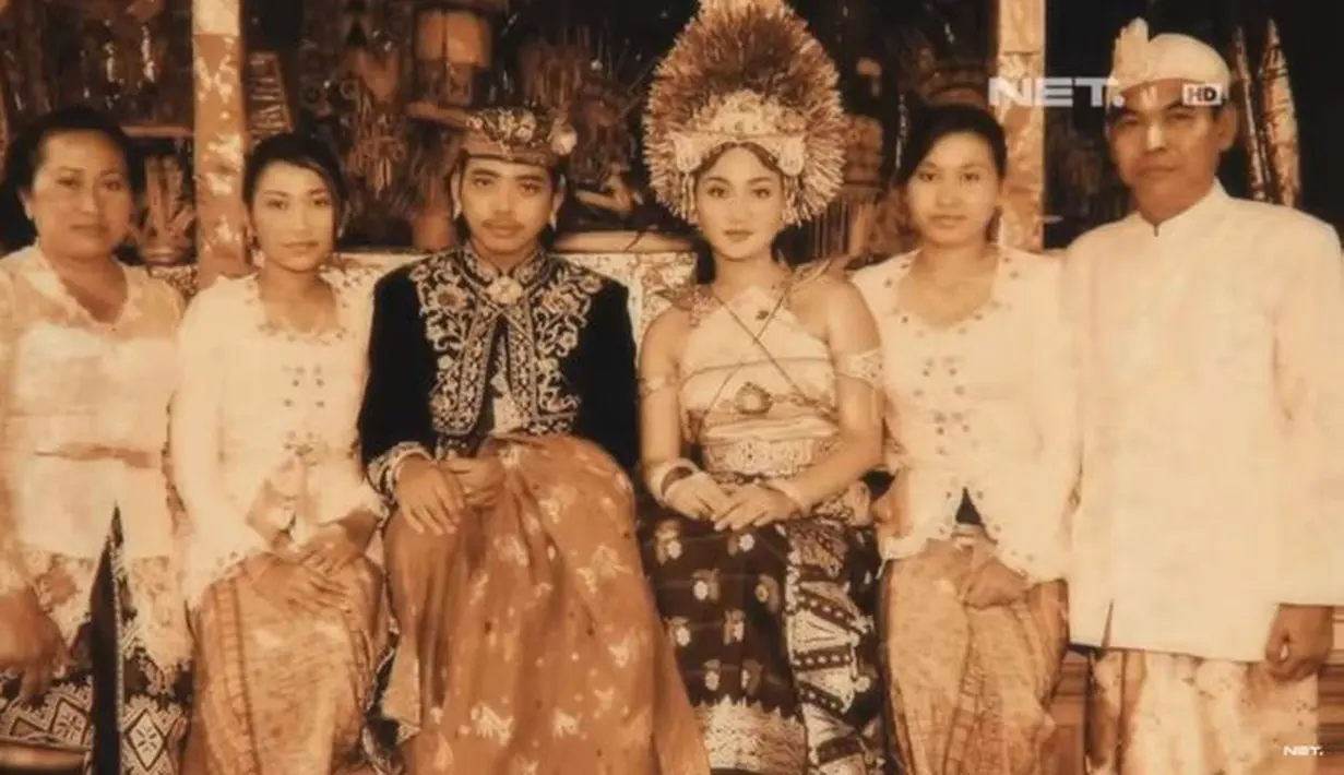 Dewa Budjana dan Putu Borawati menikah pada 30 Agustus 2003 silam. Hingga kini, usia pernikaha pasangan ini sudah dua dekade. Pahit dan getirnya dalam rumah tangga pernah dirasakan oleh pasangan berdarah Bali ini. [Instagram/dewabudjana]