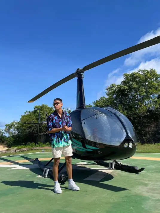 Karier Fadly Faisal makin melejit, begitu pula hubungan asmaranya dengan Rebecca Klopper. Keduanya makin ramai didoakan segera menuju ke jenjang pelaminan. (Liputan6.com/IG/@fadlyfsl_).