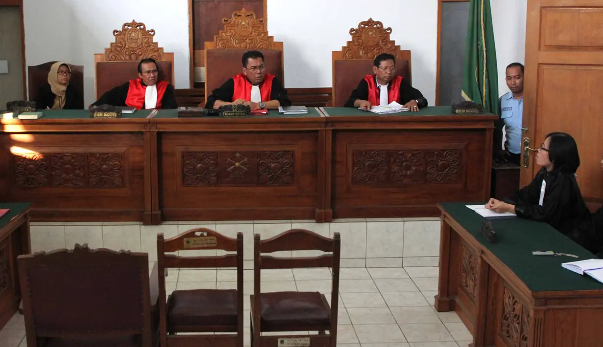 Hakim Ketua Made Sutrisna menunda sidang pembacaan tuntutan perkara kecelakaan maut di Pondok Indah di PN Jaksel, Kamis (30/7/2015). Sidang ditunda karena terdakwa Christopher sakit dan akan dihadirkan pada Rabu (5/8/2015). (Liputan6.com/Helmi Afandi)