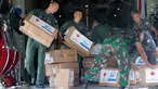 Personil militer Jepang dibantu TNI mengangkut bantuan logistik untuk korban gempa dan tsunami dari sebuah pesawat kargo Angkatan Udara Jepang di bandara Mutiara Sis Al-Jufri di Palu, Sulawesi Tengah, Indonesia (6/10). (AP Photo/Tatan Syuflana)