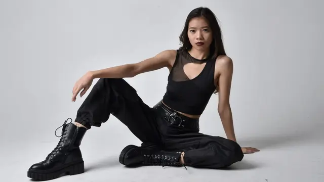 perempuan dengan fashion celana kargo