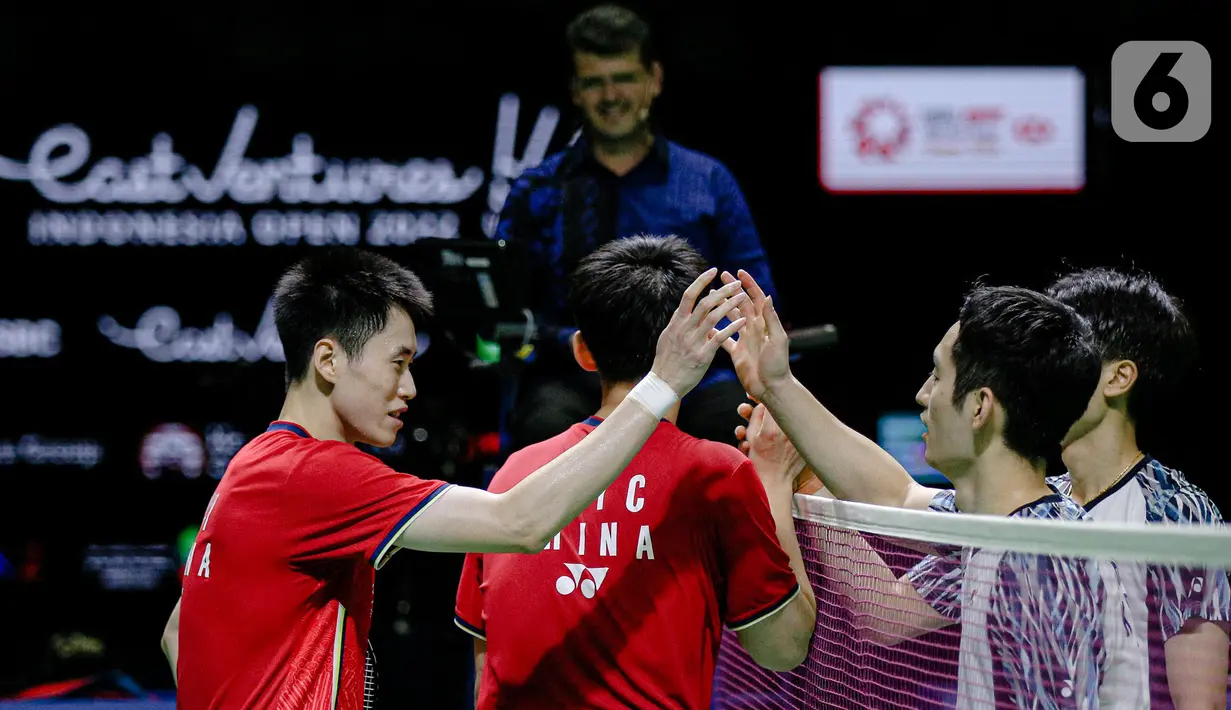 Pebulu tangkis ganda putra China Liu Yu Chen/Ou Xuan Yi (kiri) menyalami pebulu tangkis ganda putra Korea Selatan Choi Sol Gyu/Kim Won Ho (kanan) pada akhir pertandingan final East Ventures Indonesia Open 2022 di Istora Senayan, Jakarta, Minggu (19/6/2022). China Liu Yu Chen/Ou Xuan Yi juara East Ventures Indonesia Open 2022 usai mengalahkan Choi Sol Gyu/Kim Won Ho dengan skor 21-17 dan 23-21. (Liputan6.com/Faizal Fanani)