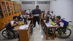 Pagi menjelang siang, suasana senyap menyelimuti ruangan kelas komputer. Pak Agung (39 tahun) berjalan hilir mudik mengawasi murid-murid penyandang disabilitas yang sedang mengerjakan tugas desain visual dengan menggunakan aplikasi canva. (merdeka.com/Arie Basuki)