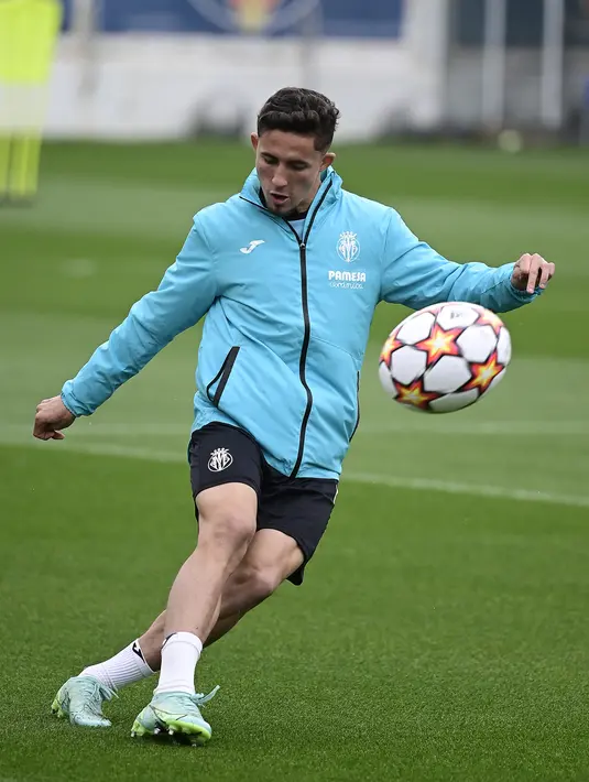 Pemain depan Villarreal Yeremi Pino mengambil bagian dalam sesi latihan di Ciudad deportiva Villarreal di Vila-Real, Selasa (15/3/2022). Villarreal akan berhadapan dengan Juventus dalam leg kedua babak 16 besar Liga Champions pada hari Rabu, 16 Maret 2022 di Allianz Stadium. (JOSE JORDAN/STR/AFP)