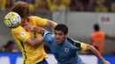 Striker Uruguay, Luis Suarez, berebut bola dengan bek Brasil, David Luiz, pada kualifikasi Piala Dunia 2018 di Recife, Brasil, Sabtu (26/3/2016) pagi WIB. Ini adalah comeback Suarez usai dihukum larangan bertanding 9 laga. (AFP/Vanderlei Almeida)