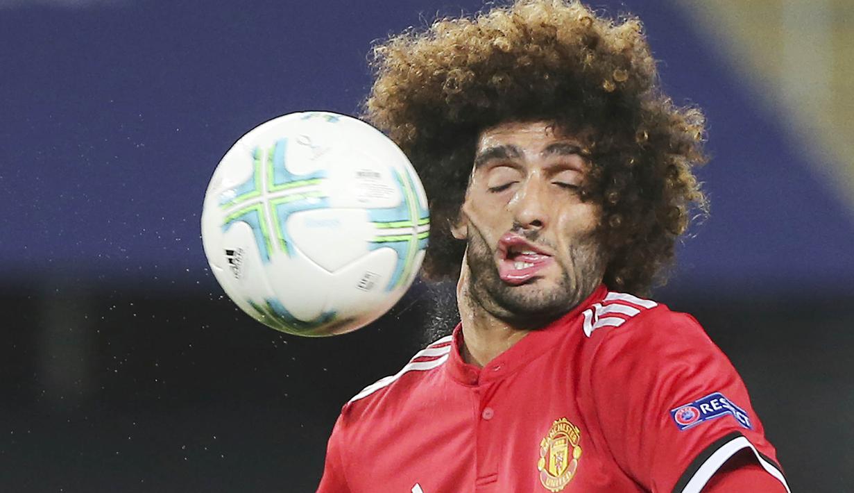 Mimik wajah gelandang Manchester United, Marouane Fellaini, saat mukanya dihantam bola pada laga Piala Super Eropa 2017 di Stadion Philip II, Skopje, Selasa (8/8/2017). Foto muka unik Marouane Fellaini ini viral di media sosial. (AP/Boris Grdanoski)