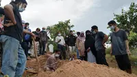 Keluarga Alm Wahid alias Bojes, di Tempat Pemakaman Umum (TPU) Poboya, Palu menggali kuburan anggota MIT itu untuk dimakamkan di Parigi Moutong, Kamis (19/11/2020). (Foto: Liputan6.com/ Heri Susanto).