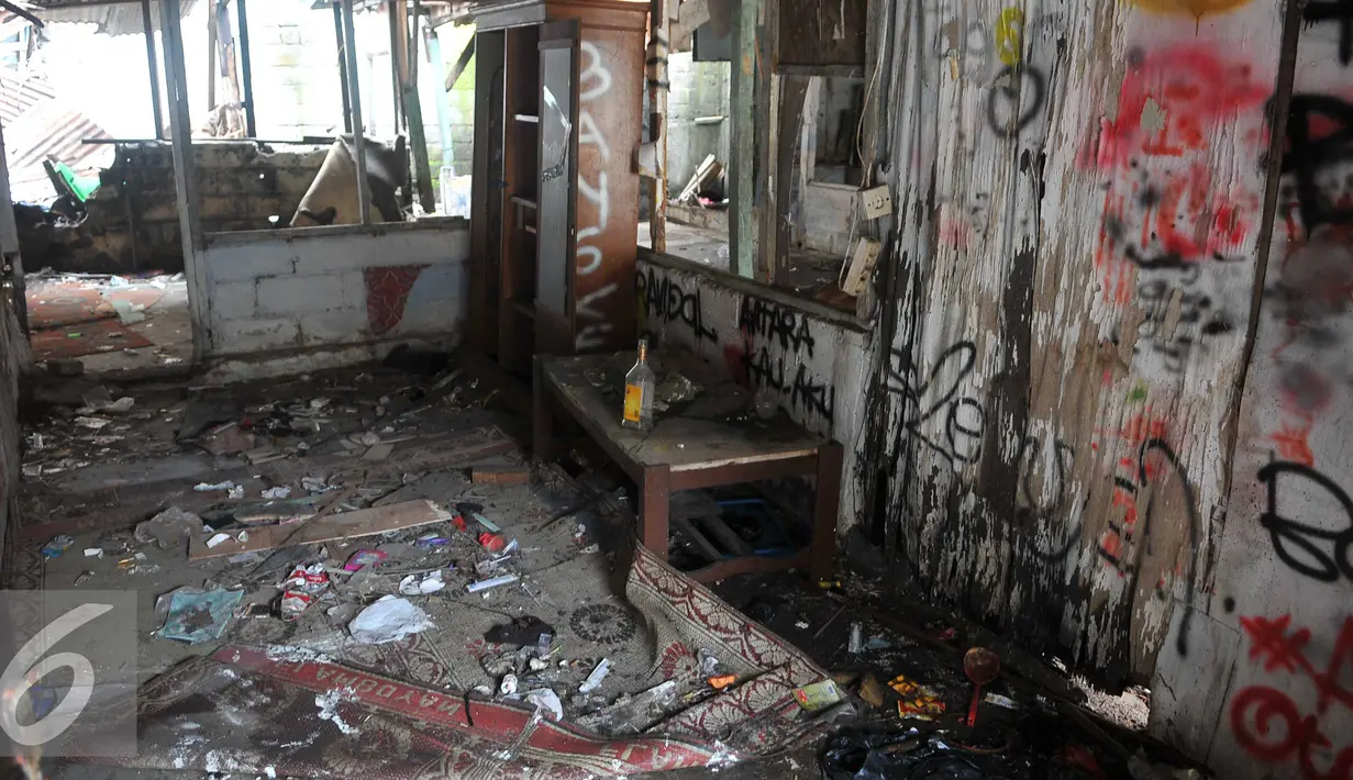 Suasana di dalam rumah kosong sebagai tempat pengguna dan pengedar Narkoba di Jalan Bendi Besar, Jakarta, Selasa (2/3). Barang bukti berupa alat suntik, narkoba jenis putaw, sabu, bong, ponsel dan senjata tajam diamankan. (Liputan6.com/Gempur M Surya)