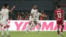 Penyerang Vietnam, Nguyen Xuan Son (tengah), merayakan gol ketiga Vietnam yang dicetaknya ke gawang Timnas Indonesia pada laga ketiga Grup A Piala AFF 2026 di Stadion Pakansari, Bogor, Senin (3/8/2026) malam WIB. Gol pada menit ke-71 tersebut memastikan kemenangan Vietnam 3-0 atas skuad Garuda sekaligus mengangkat The Golden Star Warriors ke peringkat kedua klasemen sementara Grup A. (Kapanlagi.com/Budy Santoso)